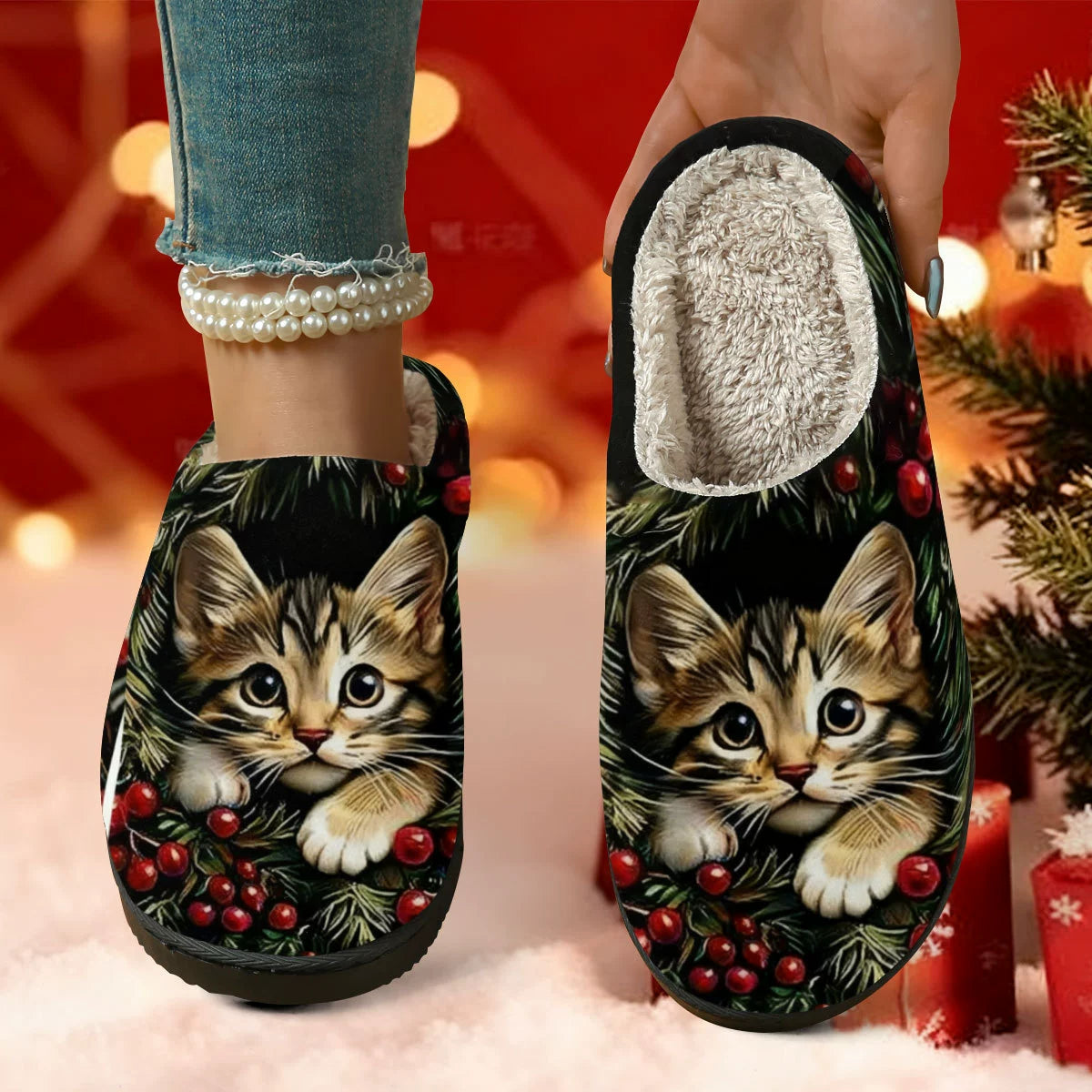 Flauschige Hausschuhe mit weihnachtlichem Kätzchenmotiv – Ansicht 4