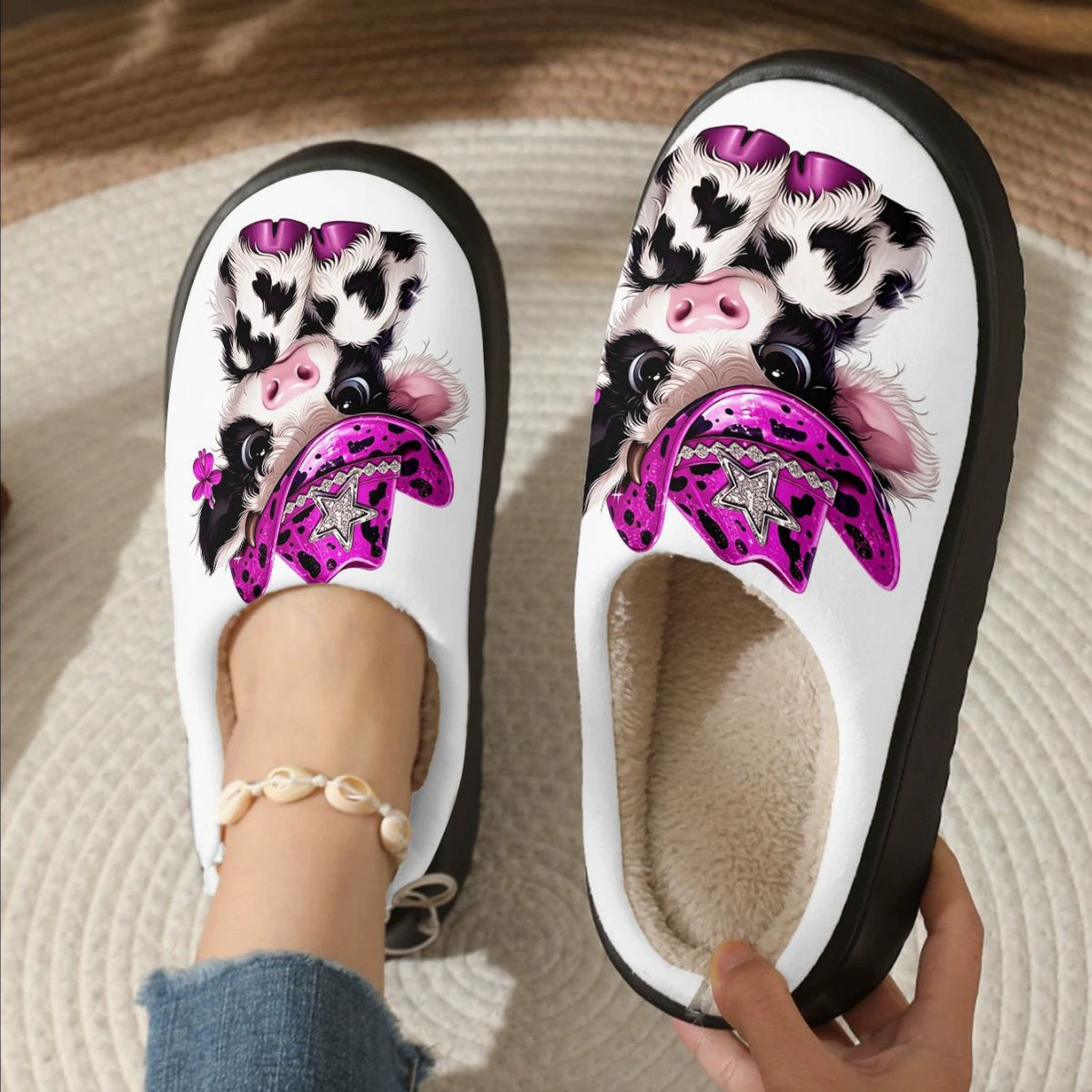Damen-Pantoffeln mit Hochlandrind und rosa Cowboyhut – Ansicht 5