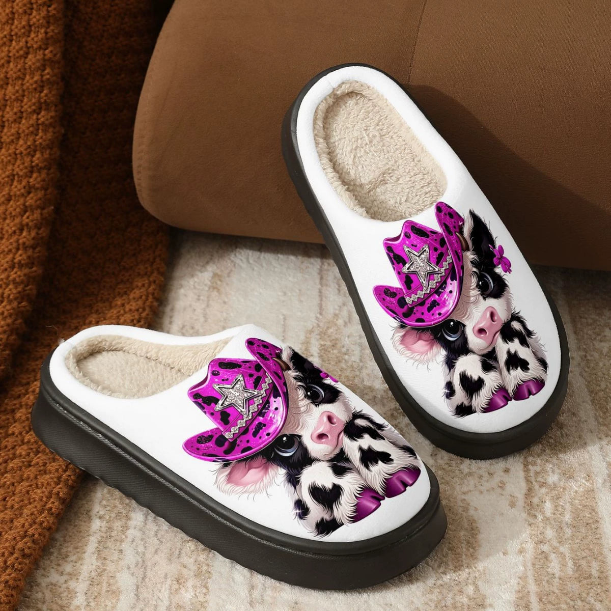 Damen-Pantoffeln mit Hochlandrind und rosa Cowboyhut – Ansicht 1