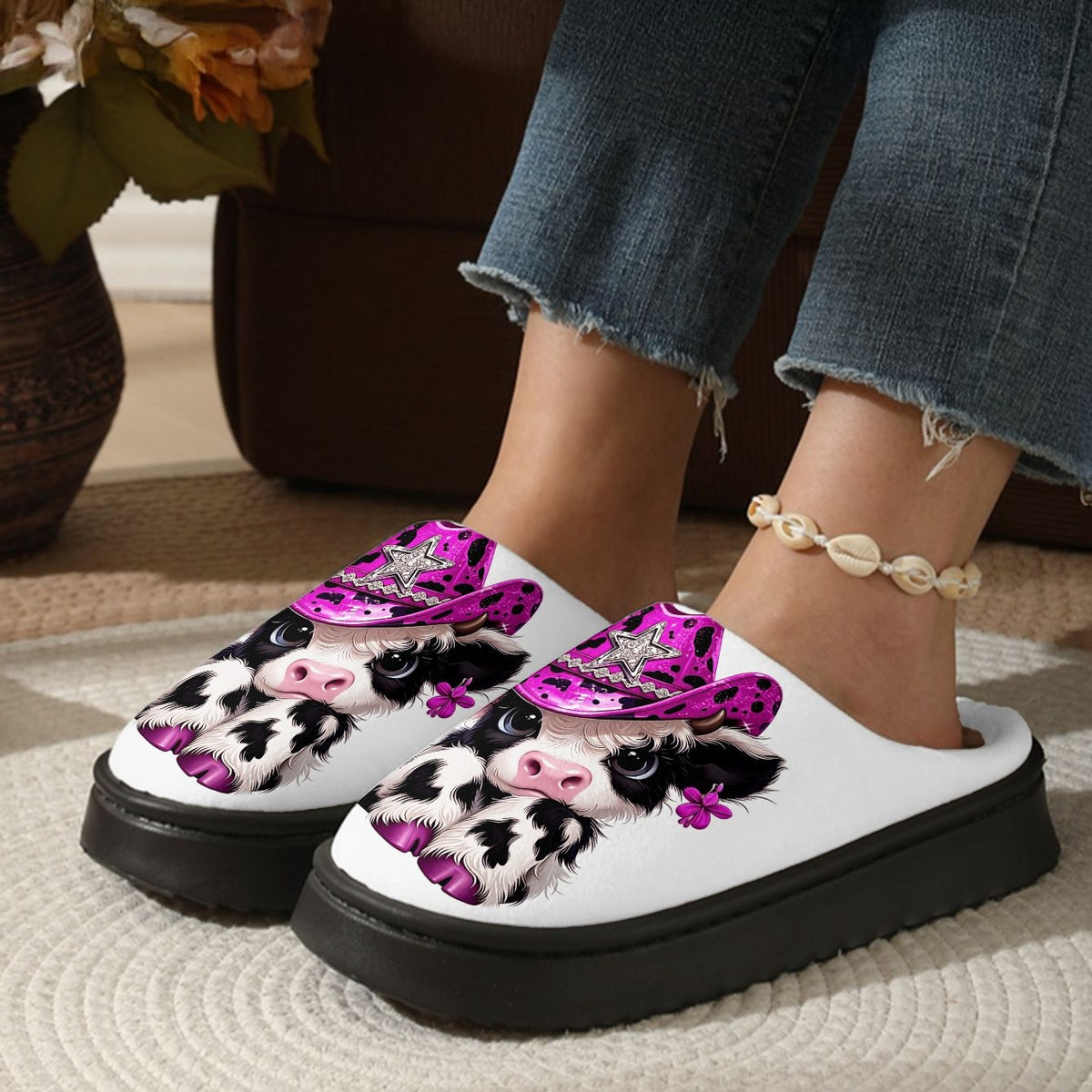 Damen-Pantoffeln mit Hochlandrind und rosa Cowboyhut – Ansicht 2