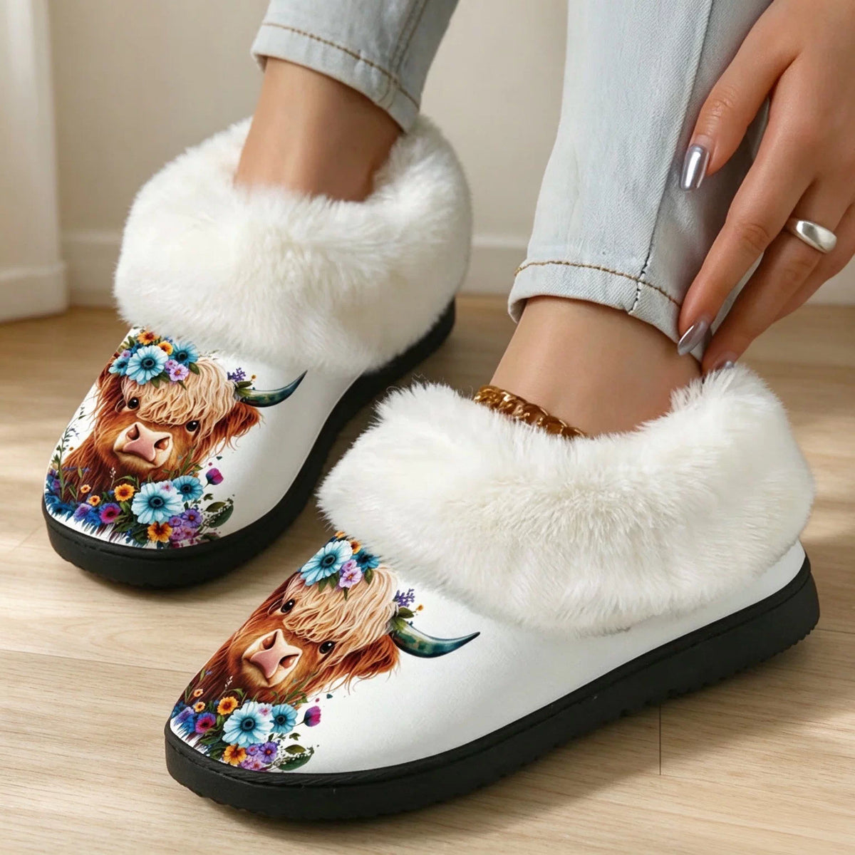 Gemütliche Damen-Pantoffeln mit Hochlandrind und Blumen – Ansicht 3