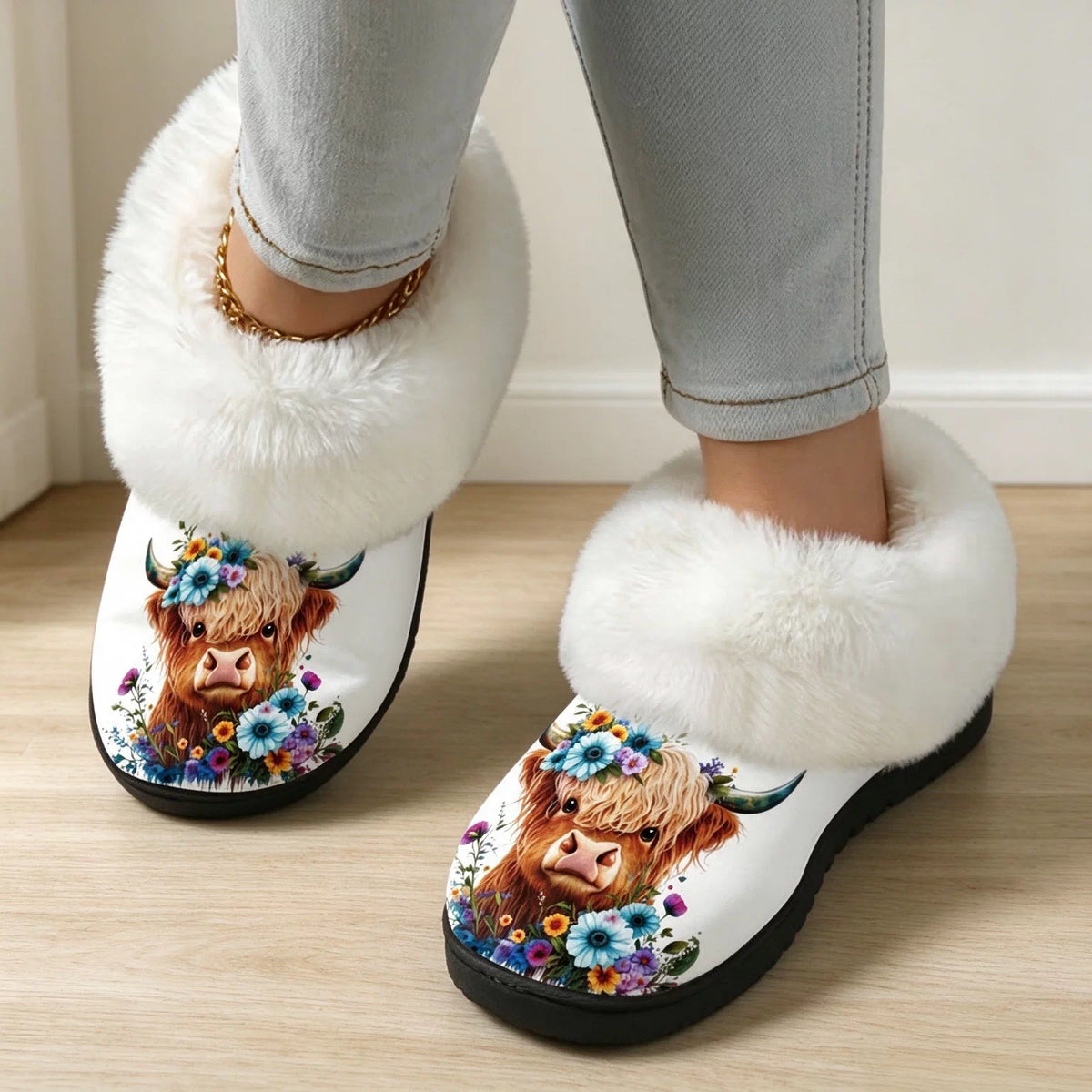Gemütliche Damen-Pantoffeln mit Hochlandrind und Blumen – Ansicht 2