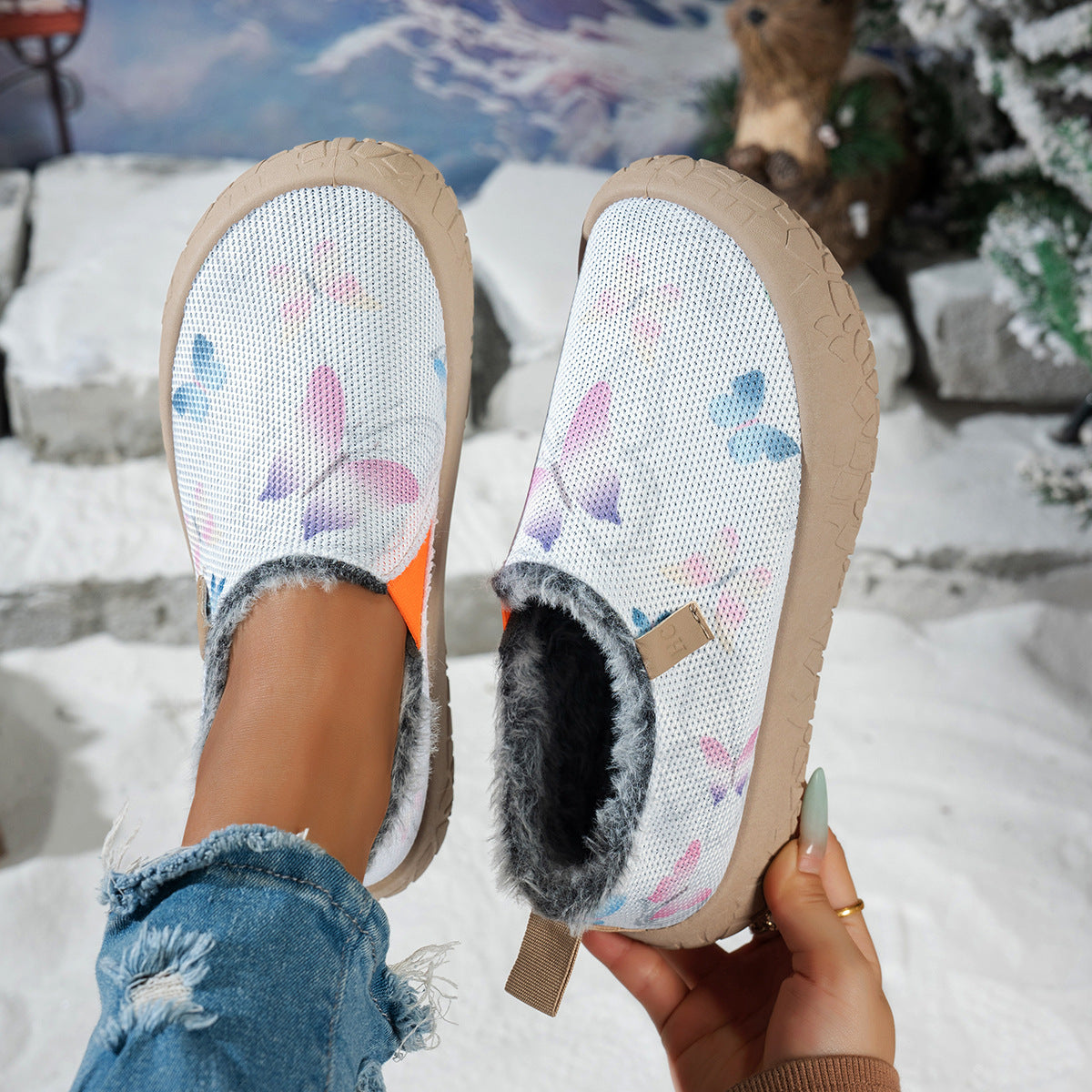 Warme Damen-Winterslipper mit Schmetterlingsmotiv und Fleecefutter – Ansicht 1