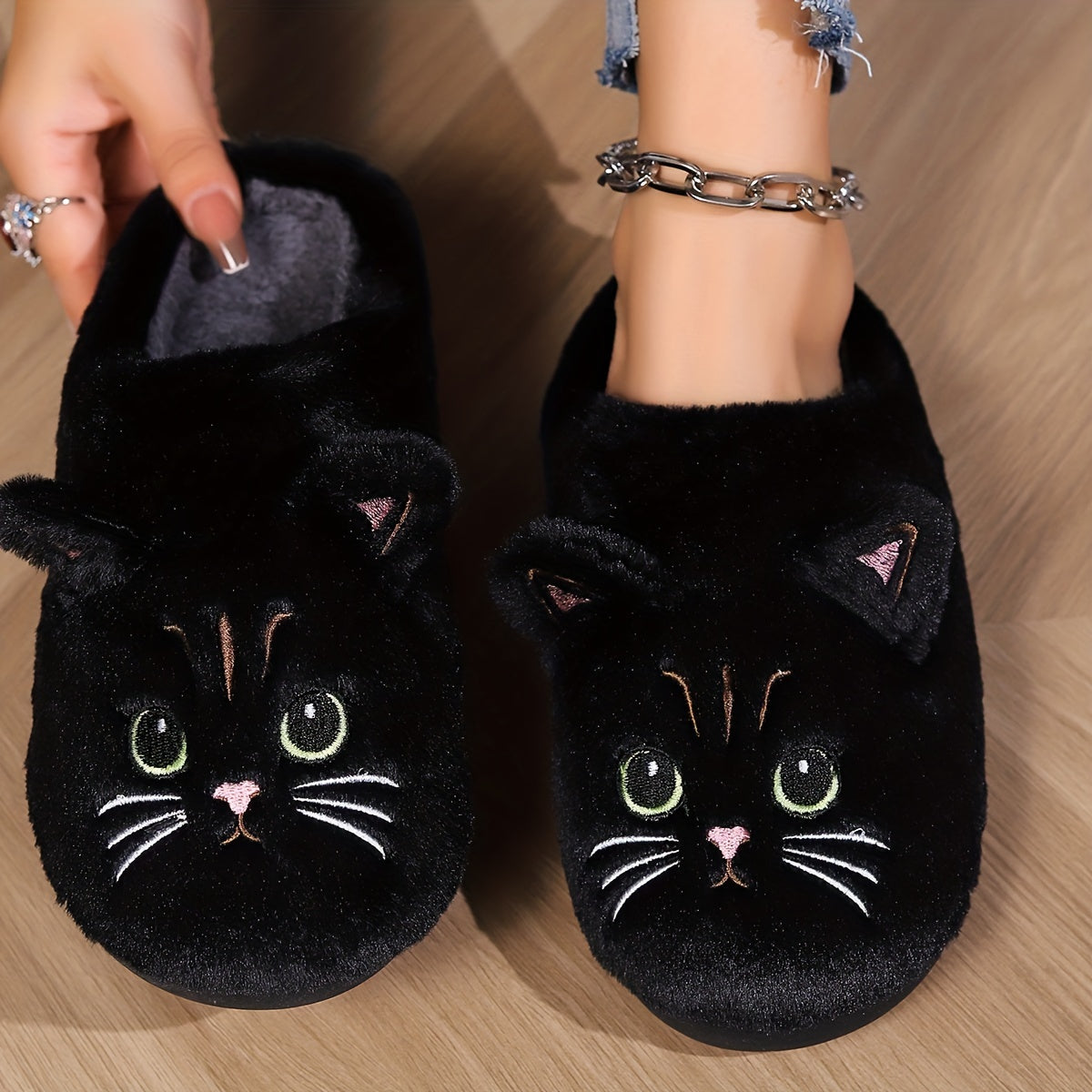 Kuschelige Damen-Winterpantoffeln mit Cartoon-Katzenmotiv – Ansicht 1