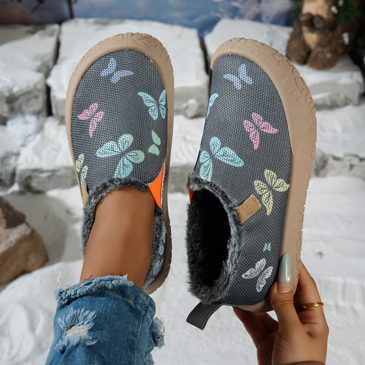 Warme Damen-Winterslipper mit Schmetterlingsmotiv und Fleecefutter – Ansicht 3